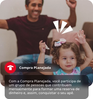 Família sorrindo com criança brincando, simbolizando as conquistas e benefícios proporcionados pela Compra Planejada.