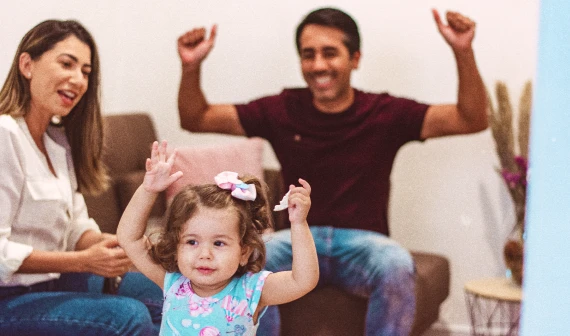 Imagem de uma família comemorando em casa | O que é um consórcio | Consórcio Tenda | Tenda.com
