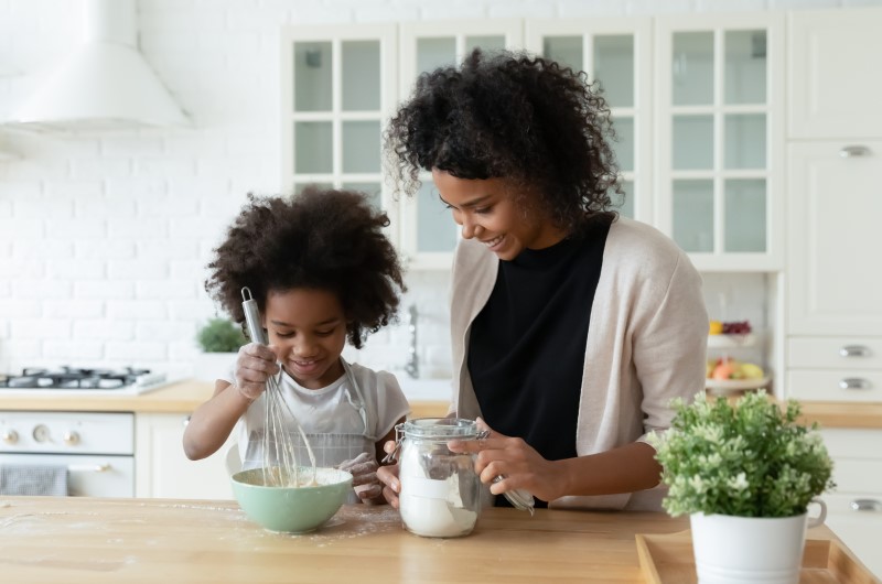 Como evitar desperdício de alimentos em casa? | Foto de uma mãe e filha cozinhando juntas na cozinha | Economia e renda extra | Eu Dou Conta 