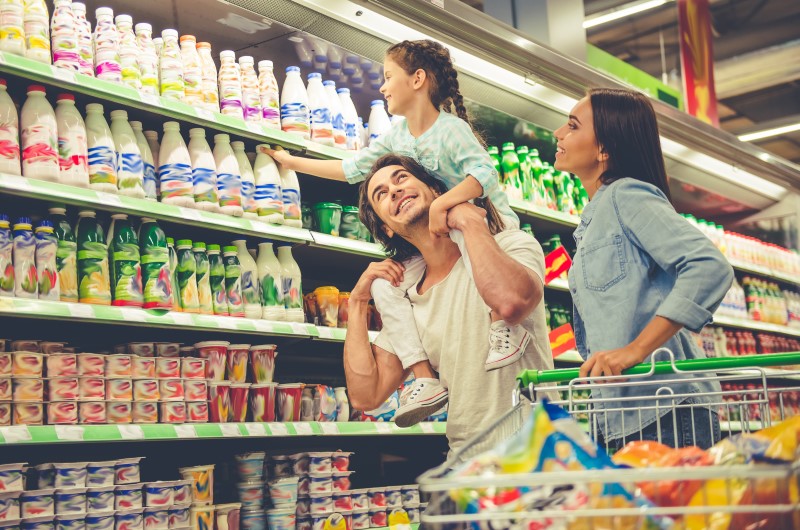 O que é um planejamento alimentar? | Foto de uma família feliz fazendo compras no supermercado | Economia e renda extra | Eu Dou Conta