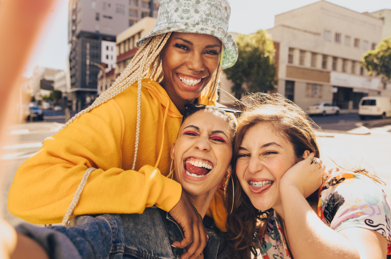 Passeios baratos: lugares para visitar em Salvador | Foto de um grupo de três amigas sorridentes tirando uma selfie | Economia e renda extra | Eu Dou Conta 