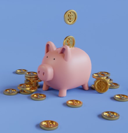 Descubra os 7 principais tipos de investimentos em Renda Fixa | Foto de um cofrinho com moedas ao seu redor, em um fundo azul | Economia e renda extra | Eu Dou Conta