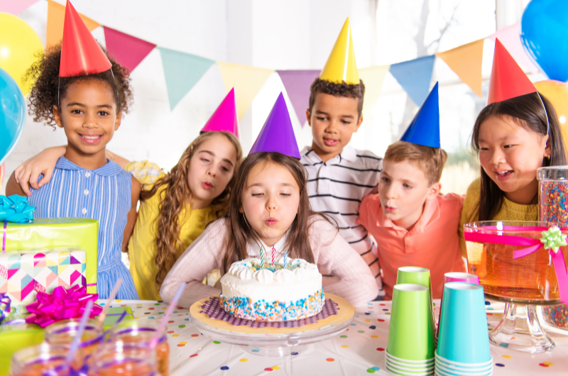 11 passos para organizar uma festa de aniversário econômica | Foto de crianças em uma festa de aniversário em apartamento com diversas decorações coloridas | Economia e renda extra | Eu Dou Conta 