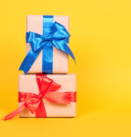 Presentes para o Dia dos Namorados: 10 ideias baratas e criativas | Foto de dois presentes empilhados em um fundo amarelo | Economia e renda extra | Eu Dou Conta