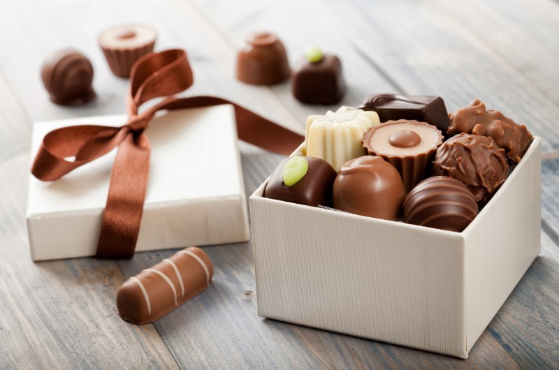 Cesta de guloseimas | Foto de uma caixa de bomboms de chocolate | Economia e renda extra | Eu Dou Conta
