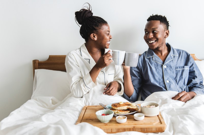 Leve café da manhã na cama | Foto de um casal tendo café da manhã na cama no dia dos namorados | Economia e renda extra | Eu Dou Conta 