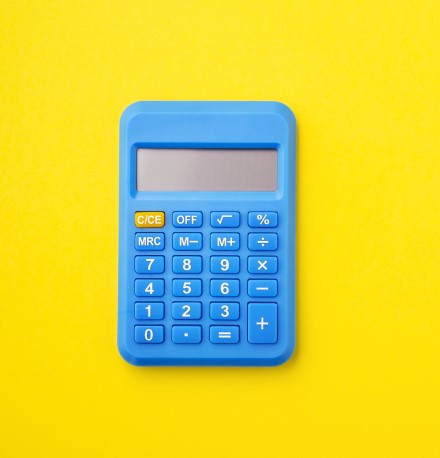 Método 50 30 20: descubra o que é e como organizar as finanças | Foto de uma calculadora azul em um fundo amarelo | Economias e renda extra | Eu Dou Conta