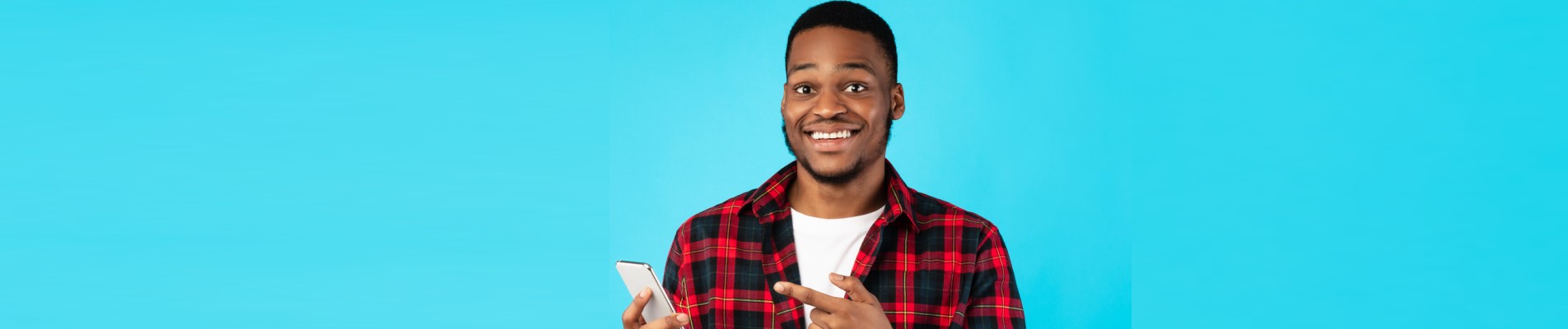 12 dicas de como organizar as finanças e sair do vermelho | Foto de um homem sorridente apontadno para o celular | Economia e renda extra | Eu Dou Conta