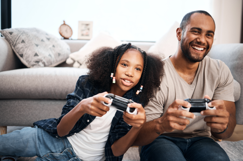 Presente para o Dia dos Pais: moderno | Foto de um pai e filha jogando videogame | Economia e renda extra | Eu Dou Conta