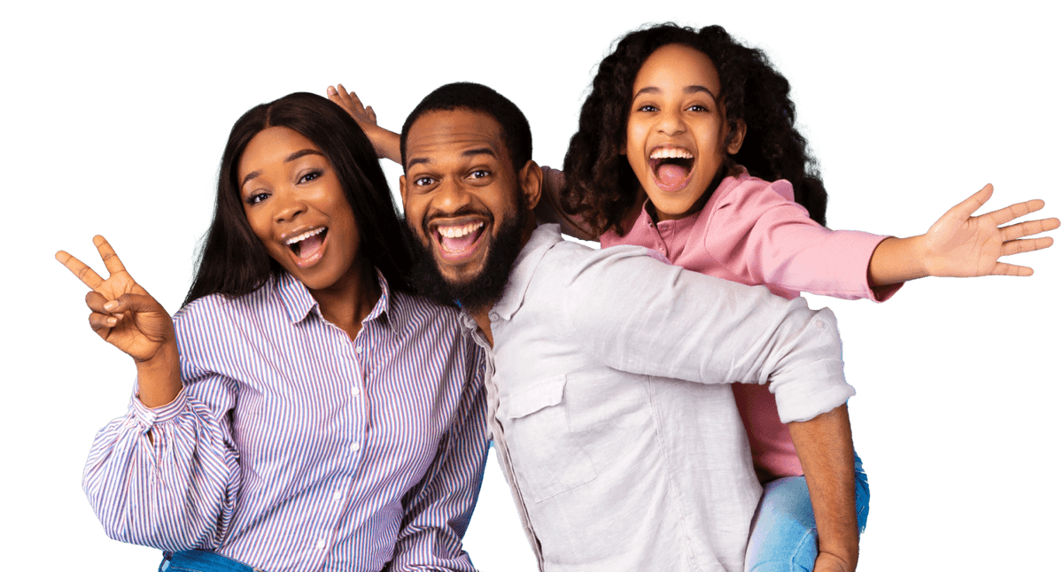 Foto de uma família com uma mulher, homem e criança felizes | Tenda Play | Tenda.com 