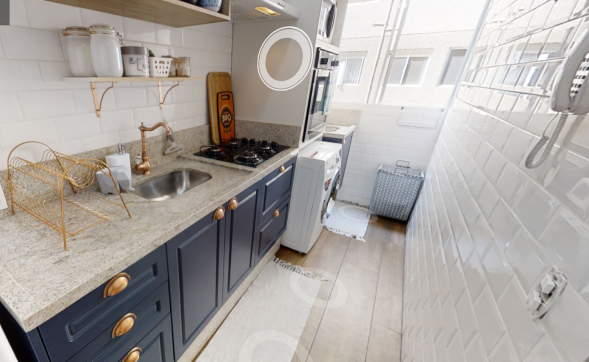 Foto de uma cozinha pequena com armário azul | Apartamento Minha Casa Minha Vida | Tenda.com