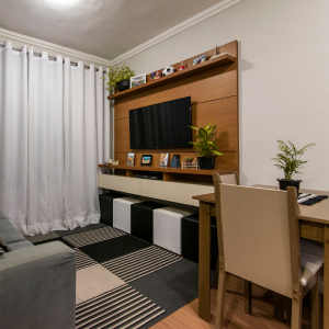 Sala pequena com painel de TV de madeira | Apartamento Minha Casa Minha Vida | Tenda.com
