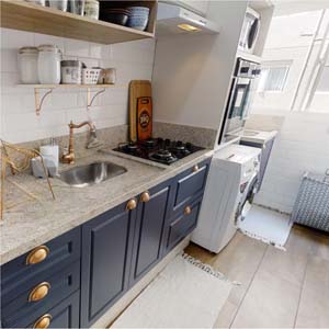 Cozinha pequena com armário azul | Apartamento Minha Casa Minha Vida | Tenda.com