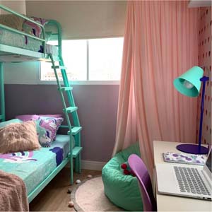 Quarto infantil pequeno com cama beliche colorida | Apartamento Minha Casa Minha Vida | Tenda.com