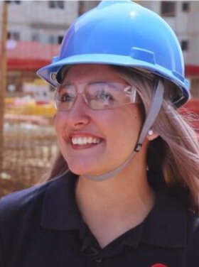 Foto de uma funcionária da Construtora Tenda em uma obra sorrindo | Estágio Tenda | Trabalhe Conosco | Sobre a Tenda | Tenda.com