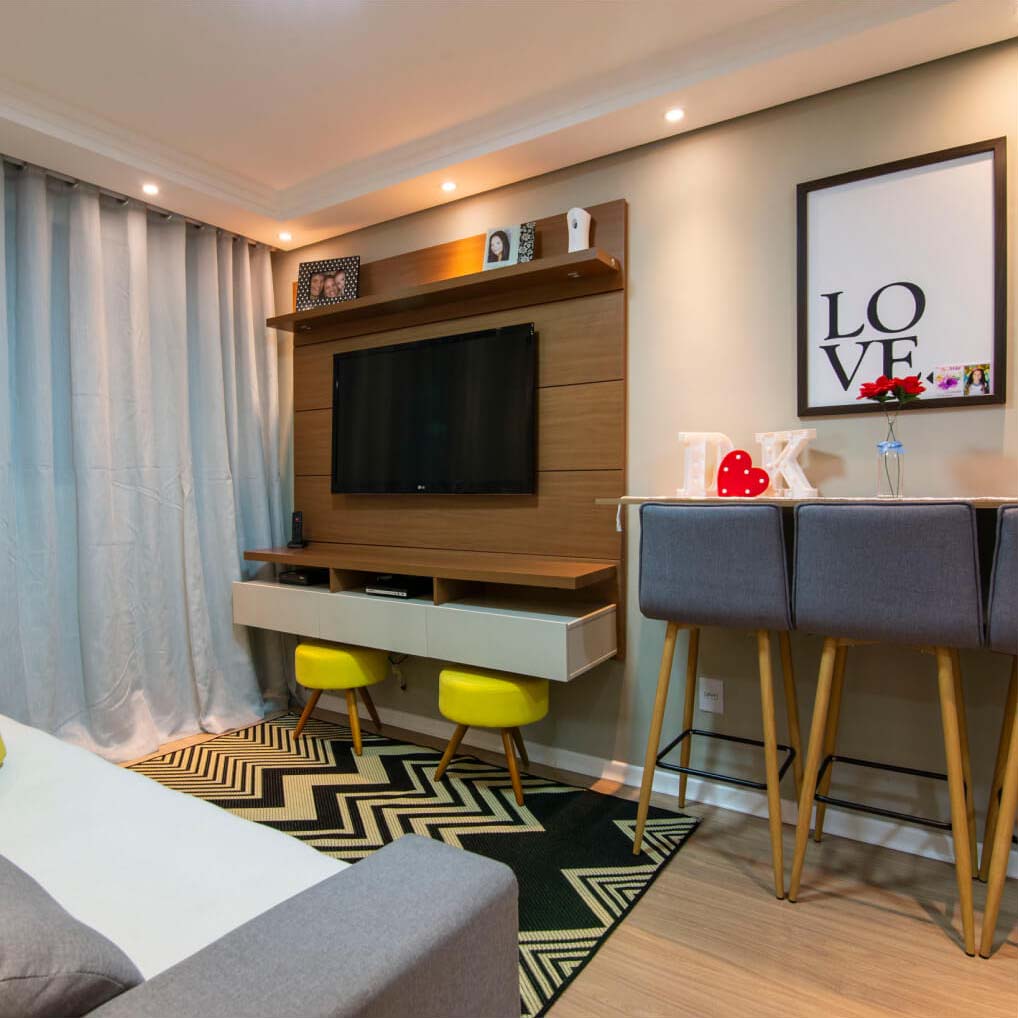 Sala pequena com painel de TV e bancada de parede alta | Apartamento Minha Casa Minha Vida | Tenda.com