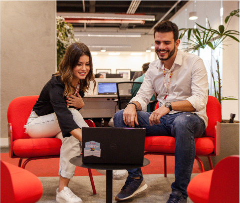 Foto de dois funcionários da Tenda sentados e conversando no escritório | Tenda Vagas | Trabalhe Conosco | Sobre a Tenda | Tenda.com