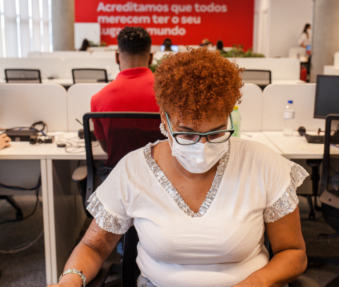 Foto de uma funcionária da Construtora Tenda trabalhando no escritório em São Paulo | Vagas de emprego | Trabalhe Conosco | Sobre a Tenda | Tenda.com
